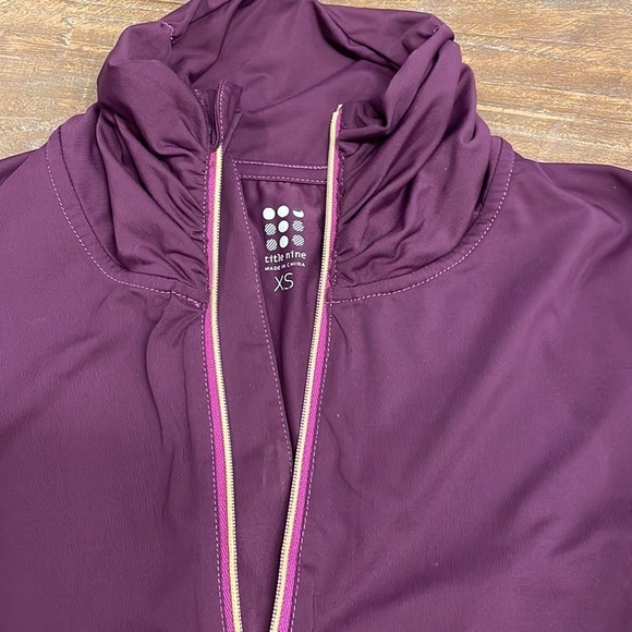 Title Nine 1/4 zip Paradigm Sports Top - Picture 4 of 12